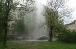 Фонтан из кипятка локализовали на Товарищеском проспекте Петербурга