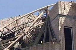 В центре Петербурга упал строительный кран